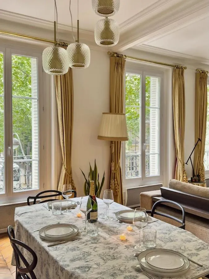 Charming French Style With Eiffel Tower View Prime Location Near Attractions شقة