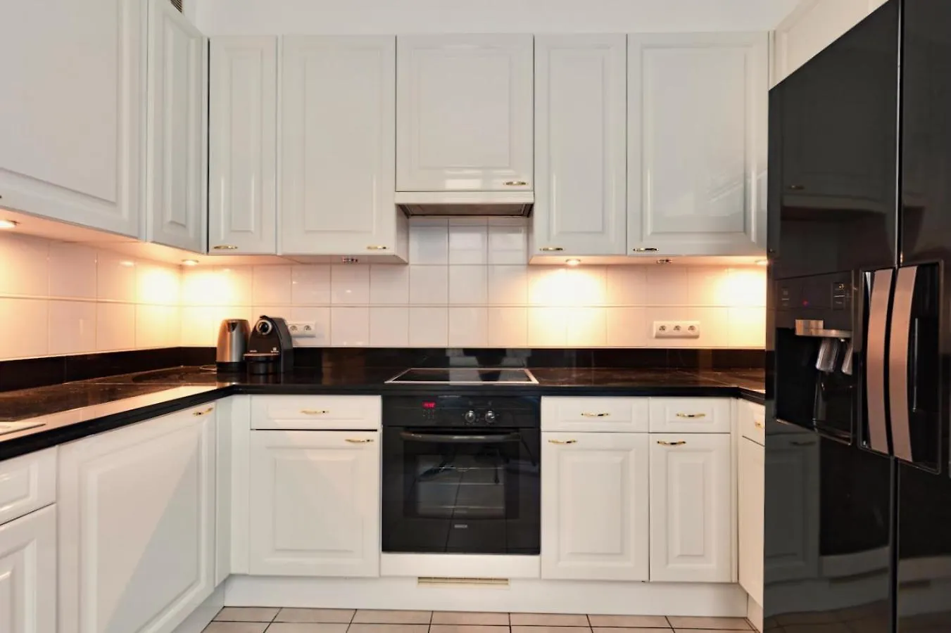 Charming French Style With Eiffel Tower View Prime Location Near Attractions شقة *