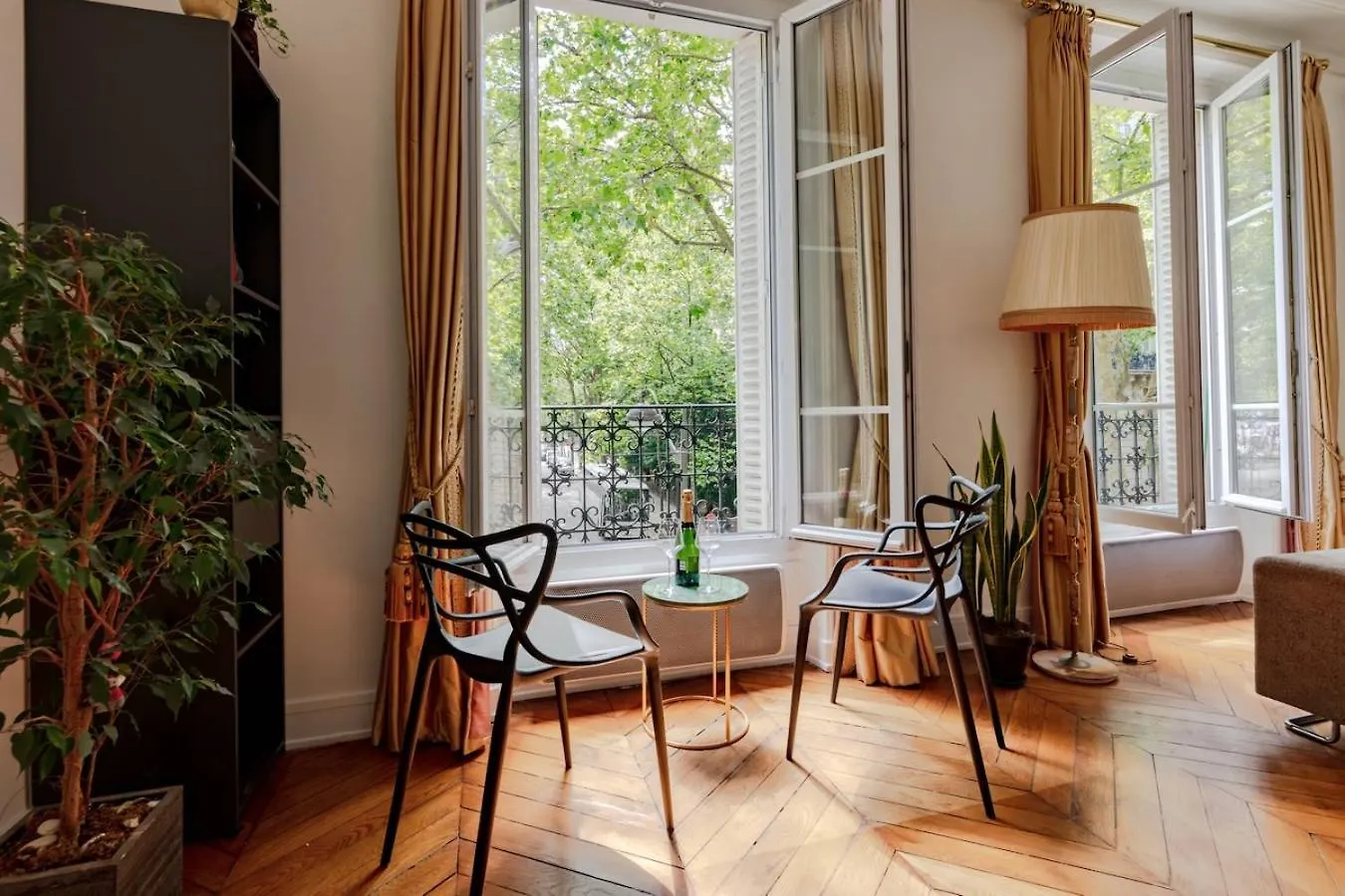 Charming French Style With Eiffel Tower View Prime Location Near Attractions شقة