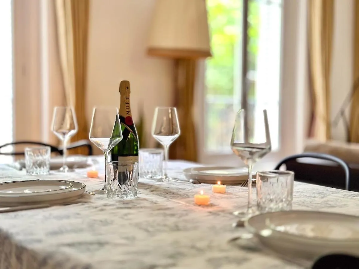 Charming French Style With Eiffel Tower View Prime Location Near Attractions Apartamento