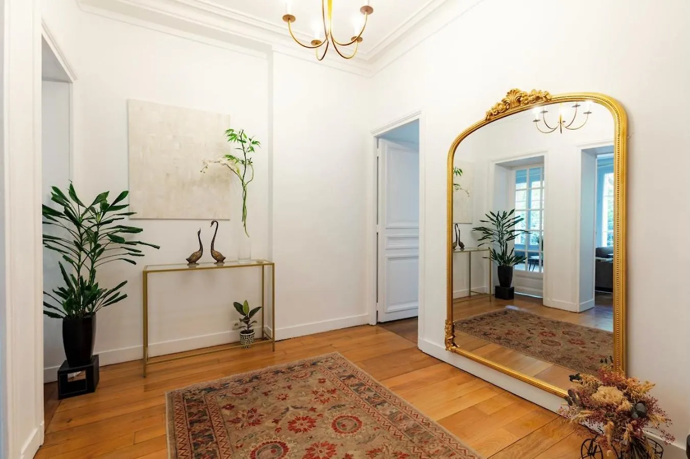 Charming French Style With Eiffel Tower View Prime Location Near Attractions Apartment