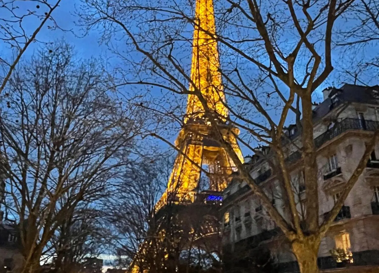 Charming French Style With Eiffel Tower View Prime Location Near Attractions