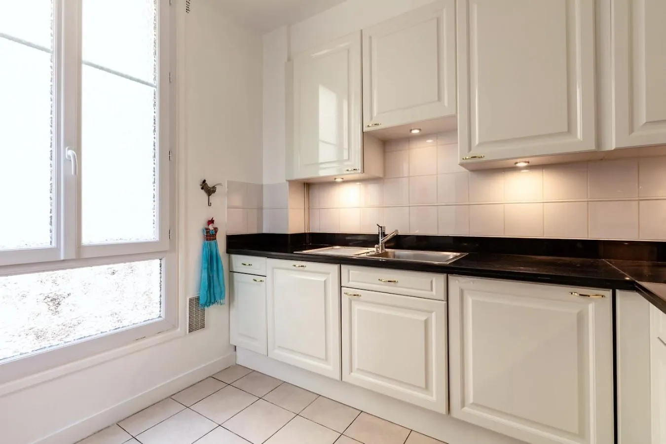 Charming French Style With Eiffel Tower View Prime Location Near Attractions Lägenhet *