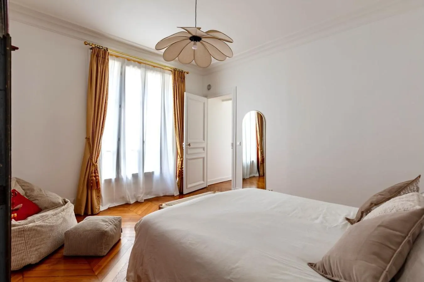 Charming French Style With Eiffel Tower View Prime Location Near Attractions